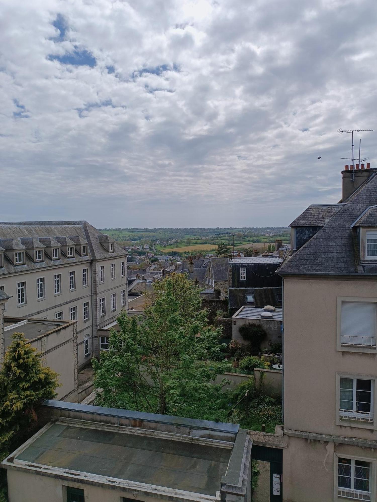 Elegant Studio ~Hyper Centre~ Apartment Coutances Bagian luar foto